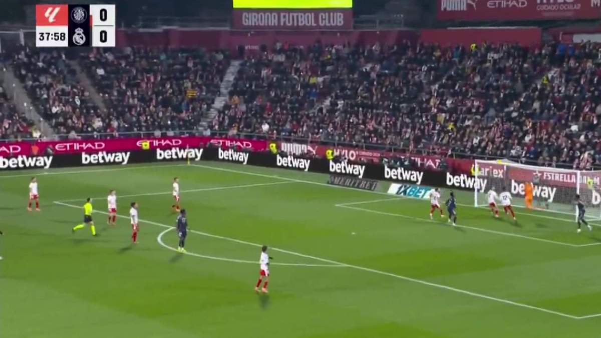 Cabezazo de Militao que casi acaba en gol