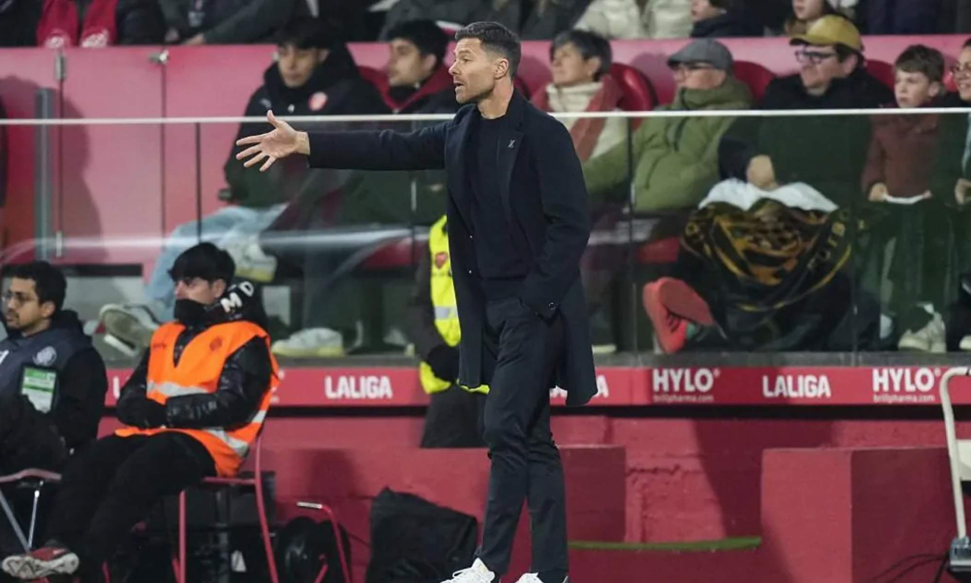 Xabi Alonso, dando órdenes a sus jugadores durante la primera parte del partido entre el Girona y el Real Madrid.