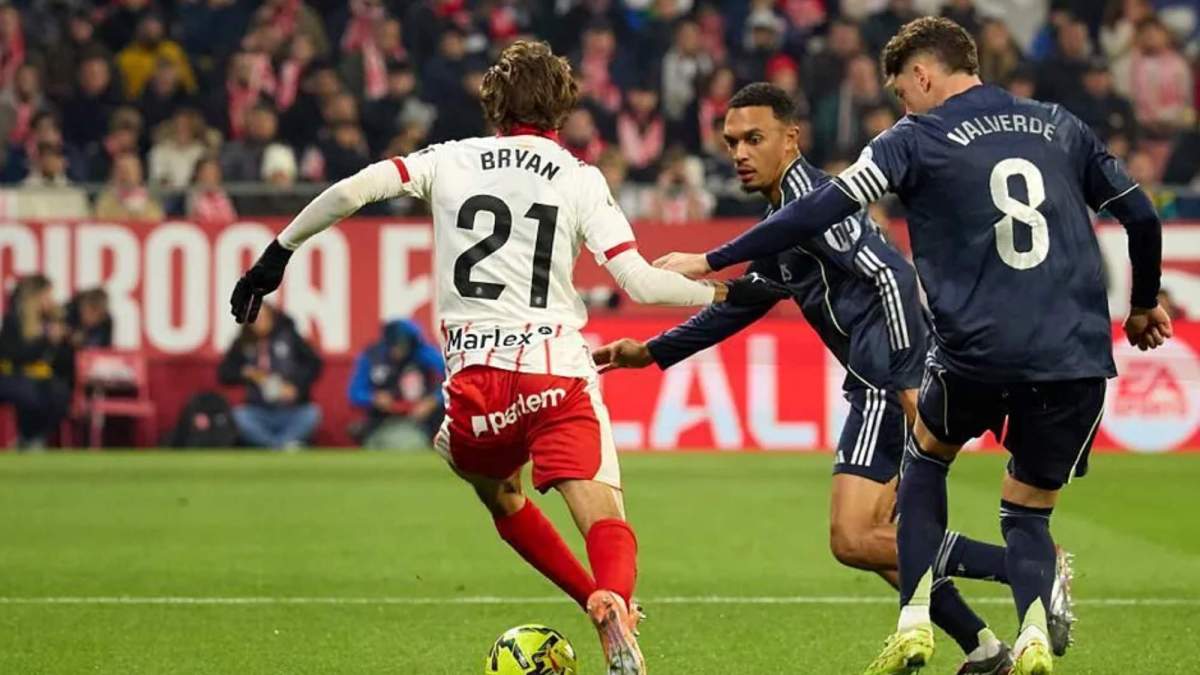 Fede Valverde y Trent Alexander-Arnold, intentando evitar que progrese Bryan Gil.