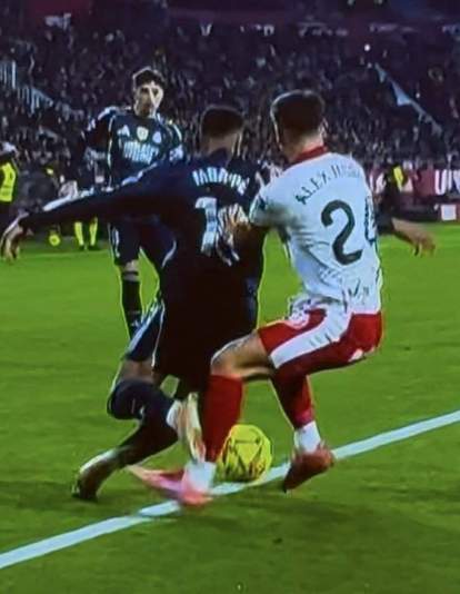 Penalti sobre Mbappé en Girona Penalti sobre Mbappé en Girona