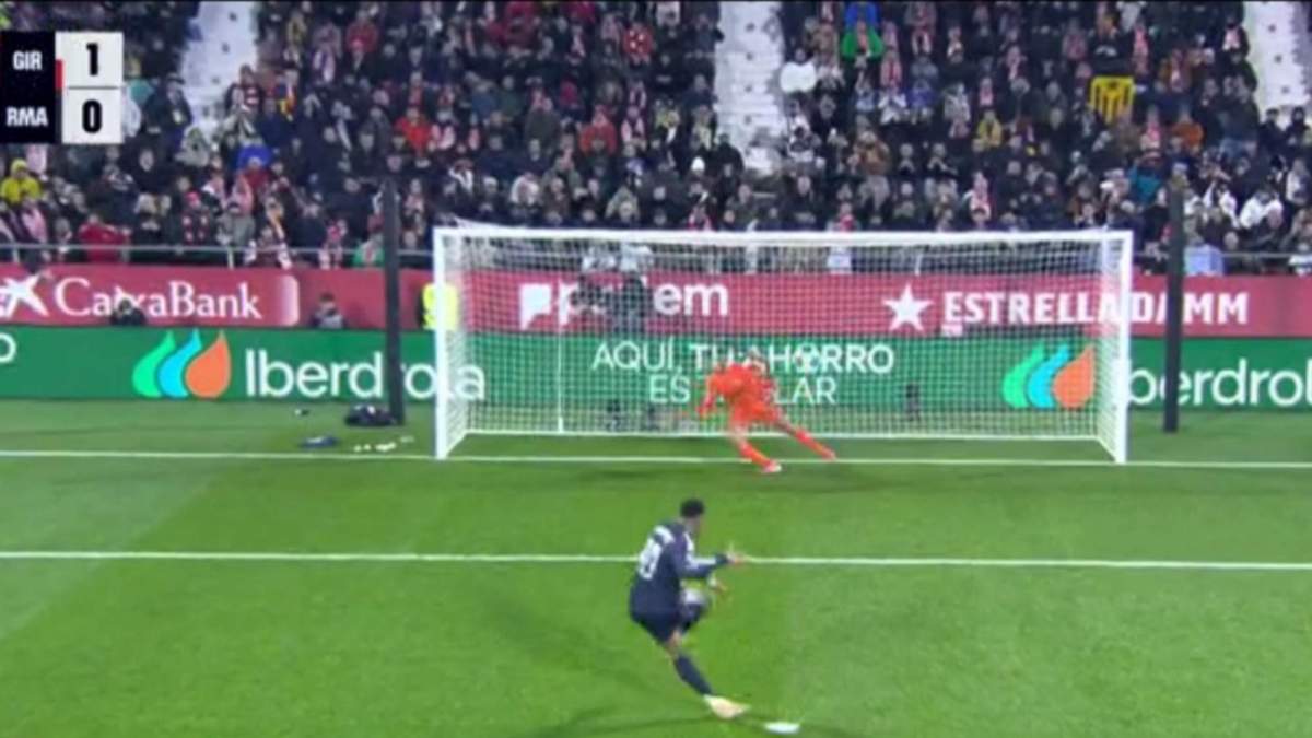 Momento en que Mbappé golpea el balón en el penalti del 1-1 ante el Girona