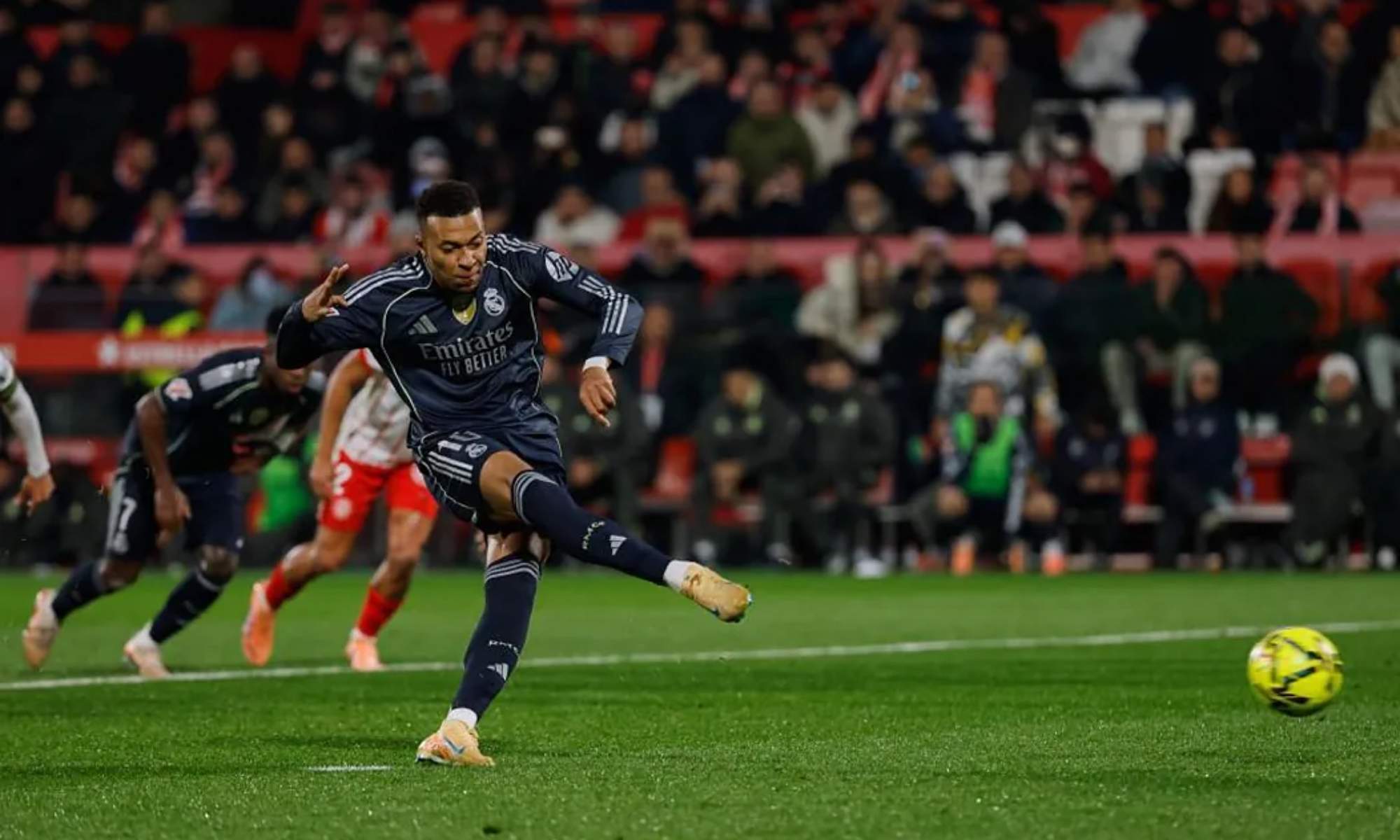 Kylian Mbappé anota, de penalti, el primer gol del Real Madrid en el encuentro de esta noche contra el Girona en Montilivi.