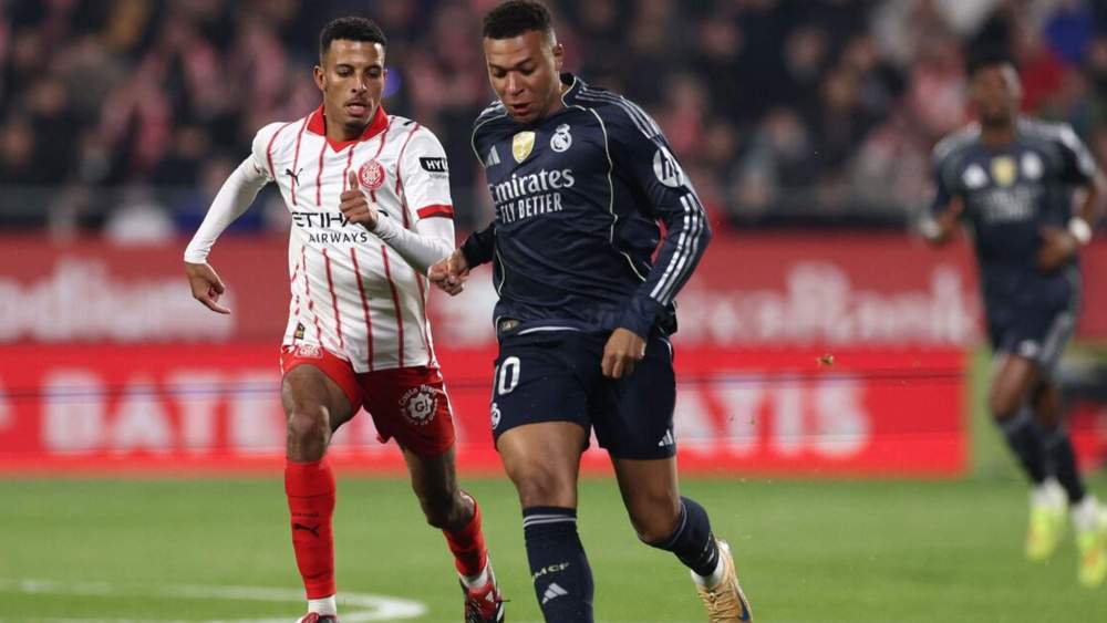 Azzedine Ounahi persigue a Kylian Mbappé, durante una jugada de la primera parte. Azzedine Ounahi persigue a Kylian Mbappé, durante una jugada de la primera parte.