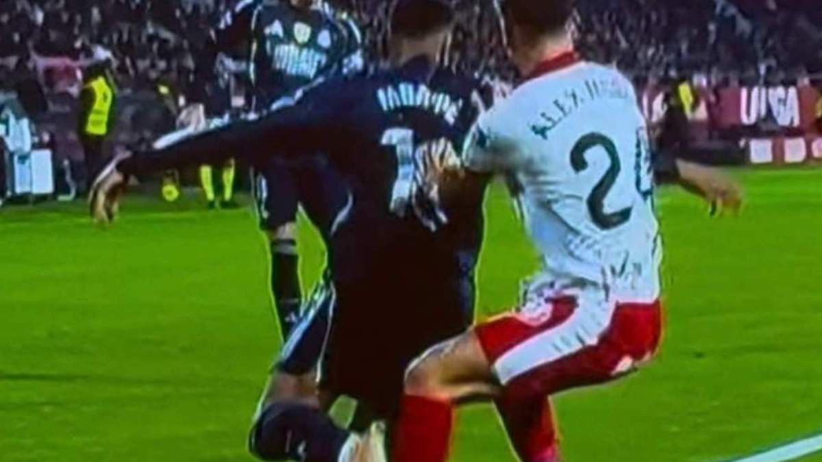 Posible penalti a Kylian Mbappé