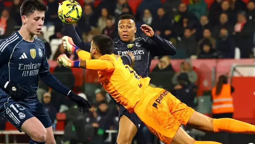 Arda Güler y Kylian Mbappé delante del meta del Girona, Paulo Gazzaniga.