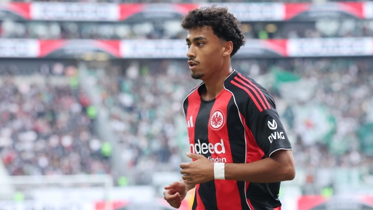Nathaniel Brown durante un partido con el Eintracht Frankfurt Nathaniel Brown durante un partido con el Eintracht Frankfurt