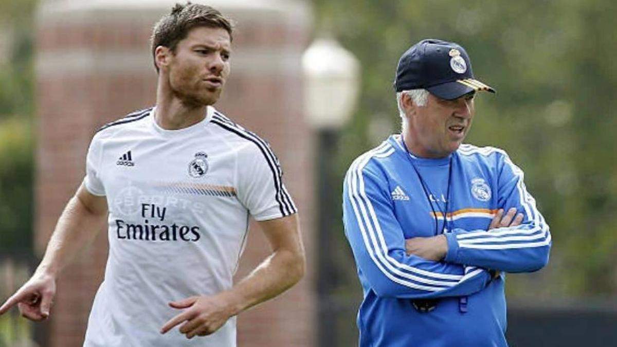 Xabi Alonso y Carlo Ancelotti en un entrenamiento de hace muchas temporadas