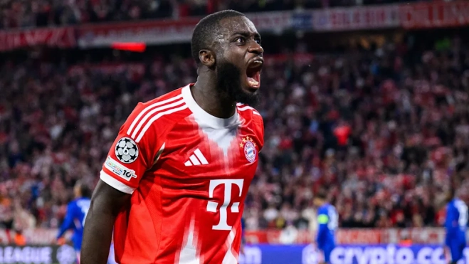 Upamecano jugando un partido con el Bayern Múnich. 