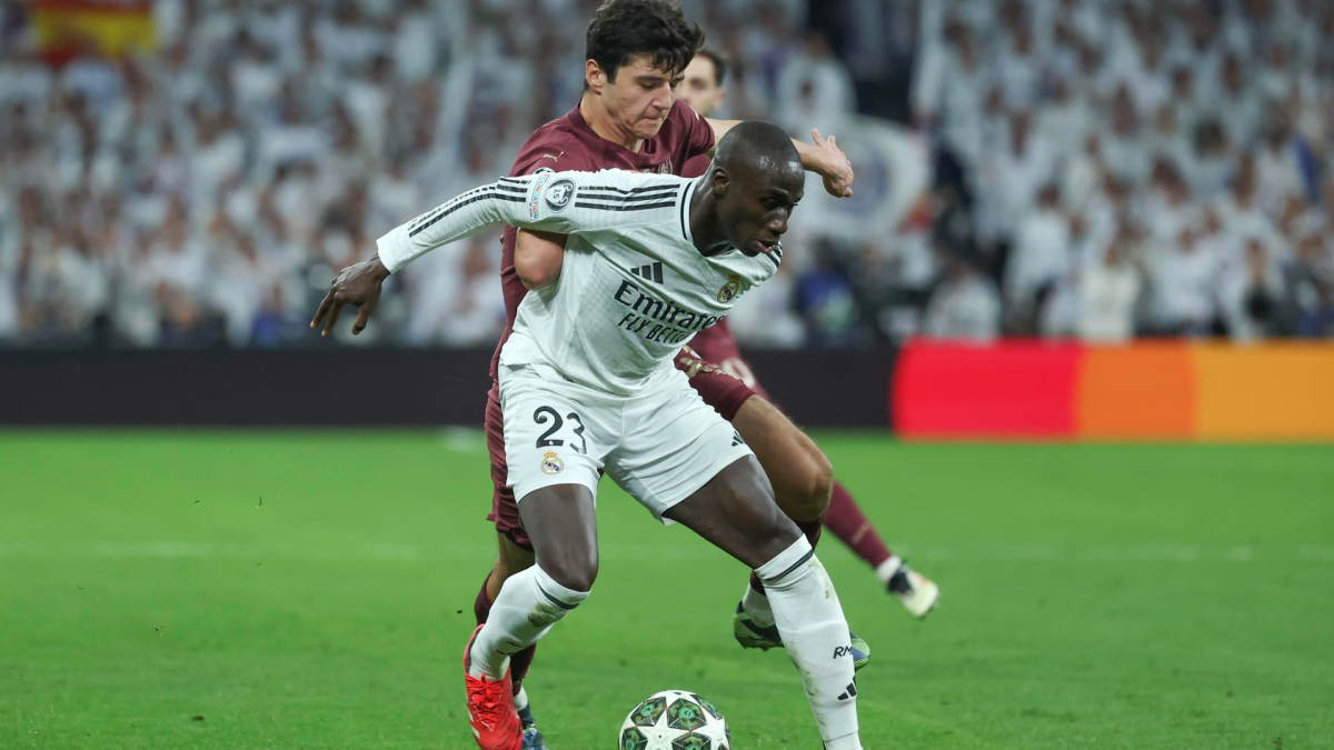 Ferland Mendy defendiendo una acción durante un partido Ferland Mendy defendiendo una acción durante un partido