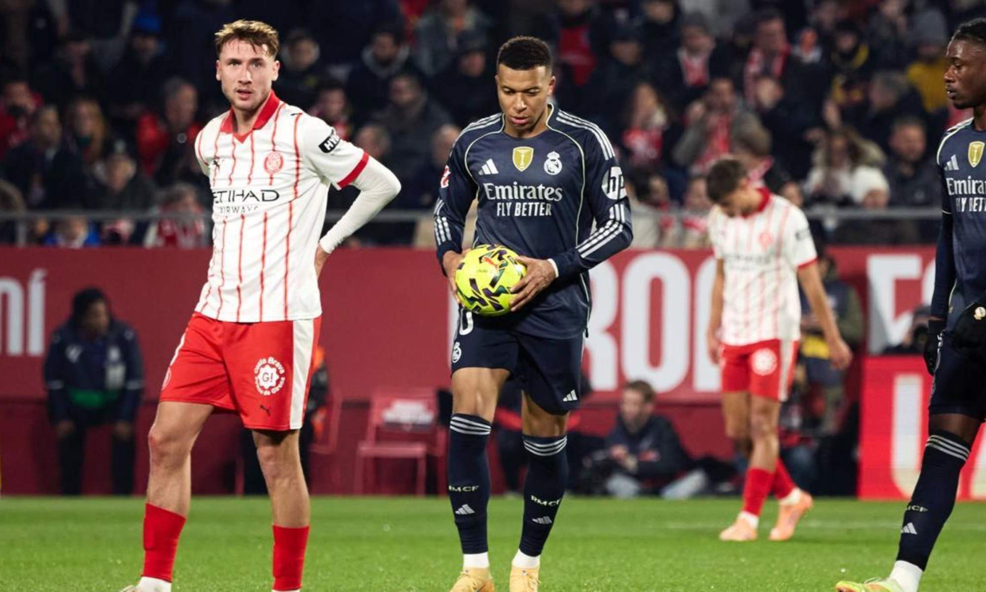Kylian Mbappé, con el balón en las manos, durante el partido del domingo pasado en Montilivi entre el Girona y el Real Madrid.