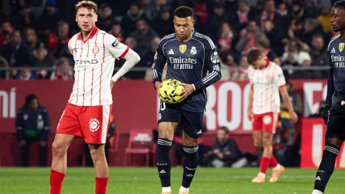 Kylian Mbappé, con el balón en las manos, durante el partido del domingo pasado en Montilivi entre el Girona y el Real Madrid. Kylian Mbappé, con el balón en las manos, durante el partido del domingo pasado en Montilivi entre el Girona y el Real Madrid.