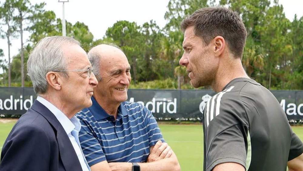 Florentino Pérez, con José Martínez 'Pirri', presidente de Honor del Real Madrid, hablando con Xabi Alonso.