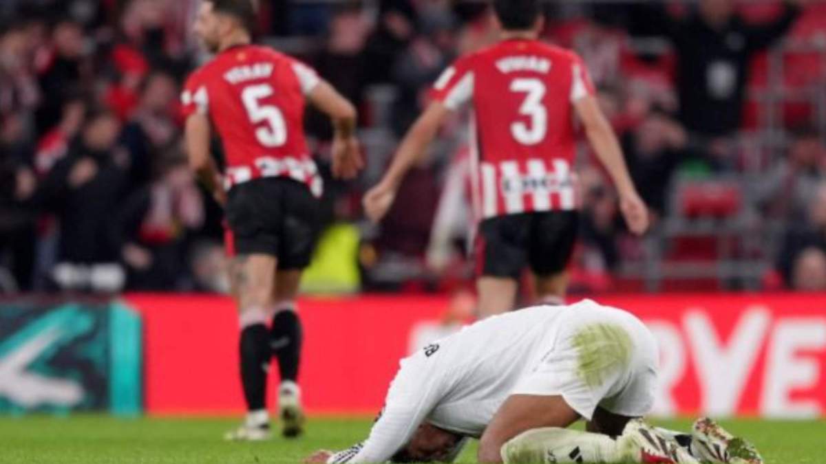 Bellingham lamentándose y jugadores del Athletic celebrando un gol en la última derrota del Madrid en San Mamés Bellingham lamentándose y jugadores del Athletic celebrando un gol en la última derrota del Madrid en San Mamés