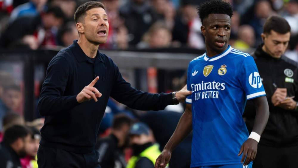 Xabi Alonso, con Vinicius Junior, durante un partido del Real Madrid en la Liga.