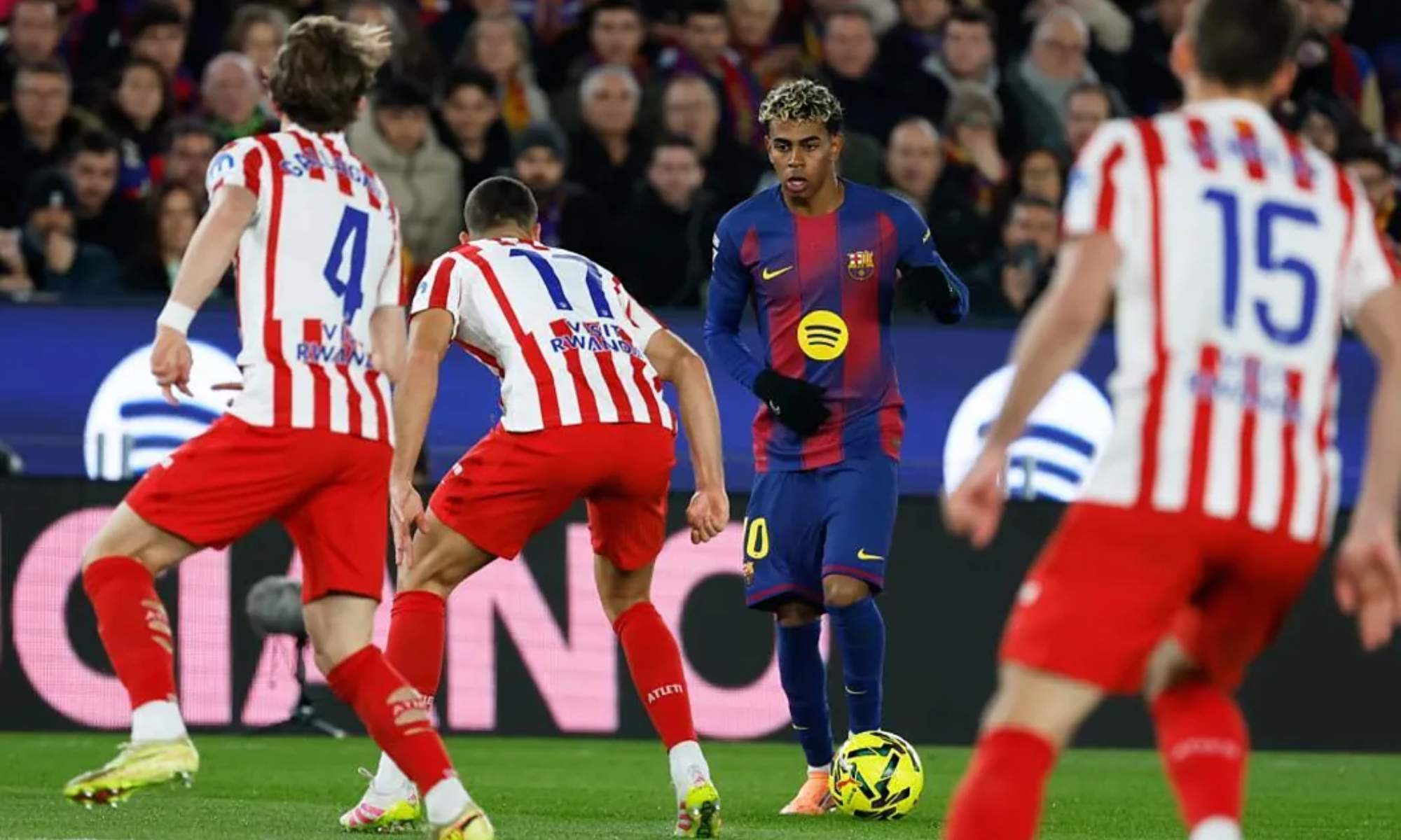 Lamine Yamal, avanzando metros sobre la defensa del Atlético, en una jugada de la segunda parte.