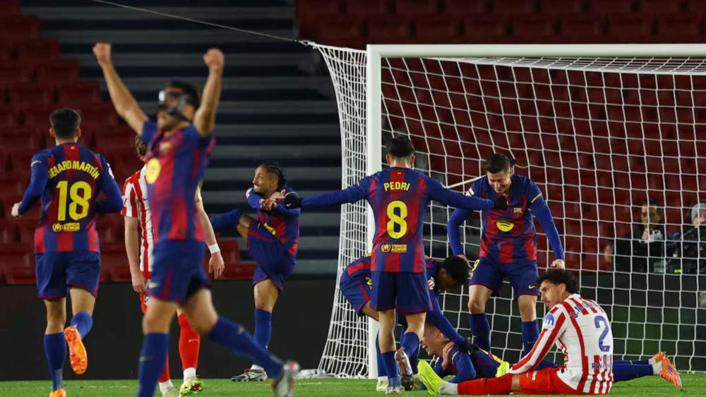 Los jugadores del Barça, celebrando el segundo gol, obra de Dani Olmo.