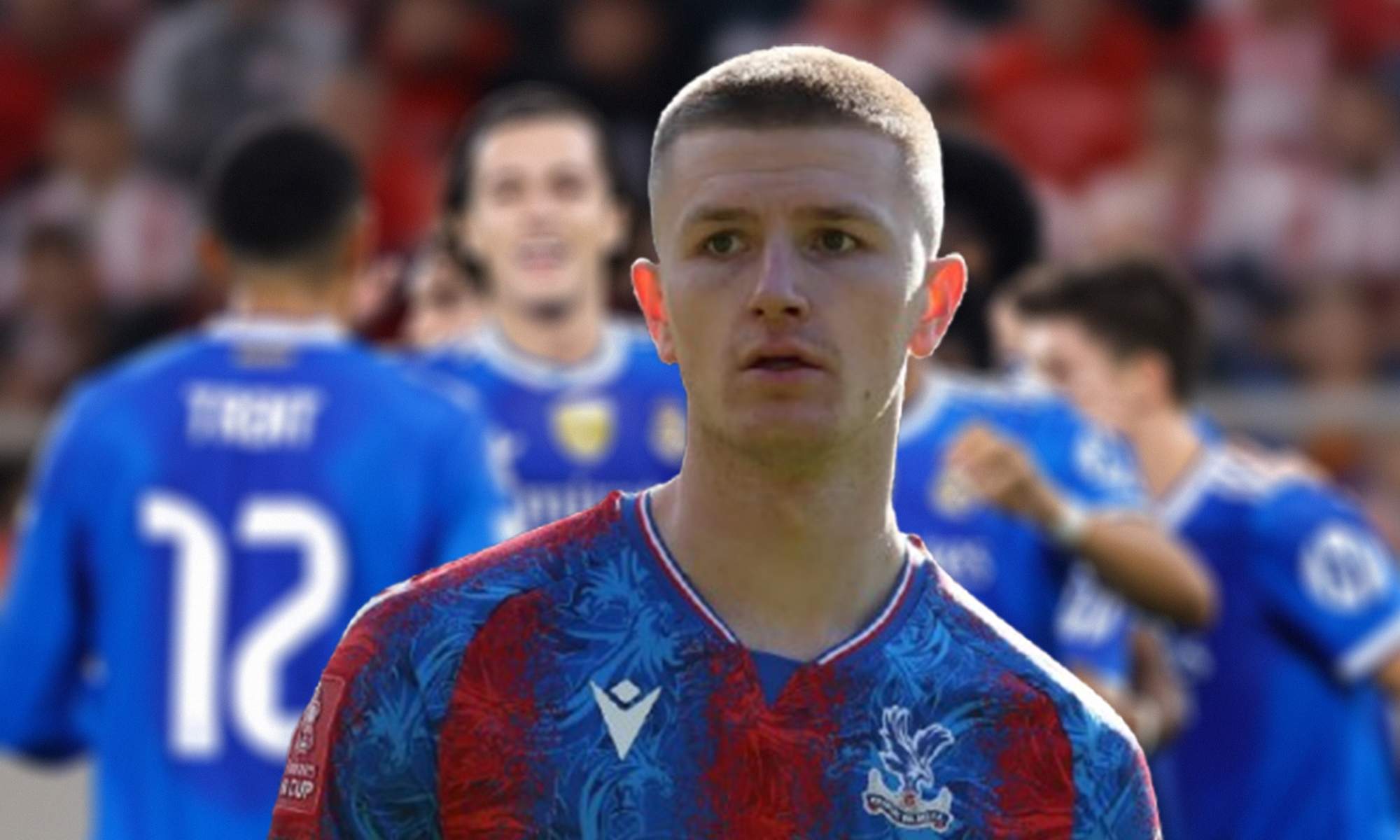 Adam Wharton con la camiseta del Crystal Palace y jugadores del Real Madrid celebrando un gol. 