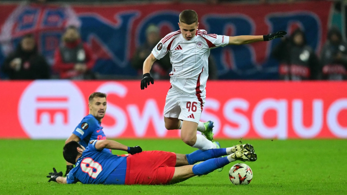 Mouzakitis jugando un partido con el Olympiacos.