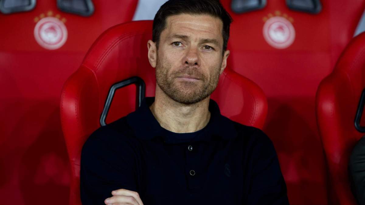 Xabi Alonso sentado en el banquillo durante el Olympiacos - Real Madrid. Xabi Alonso sentado en el banquillo durante el Olympiacos - Real Madrid.