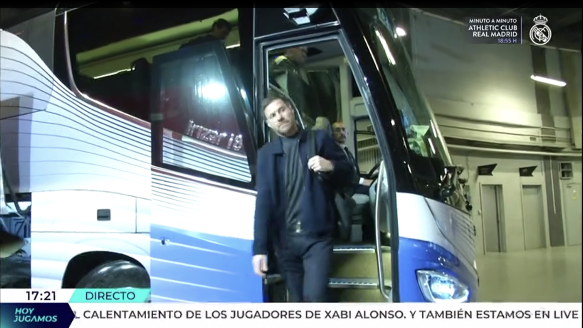 Xabi Alonso bajando del autobús del Real Madrid en San Mamés Xabi Alonso bajando del autobús del Real Madrid en San Mamés