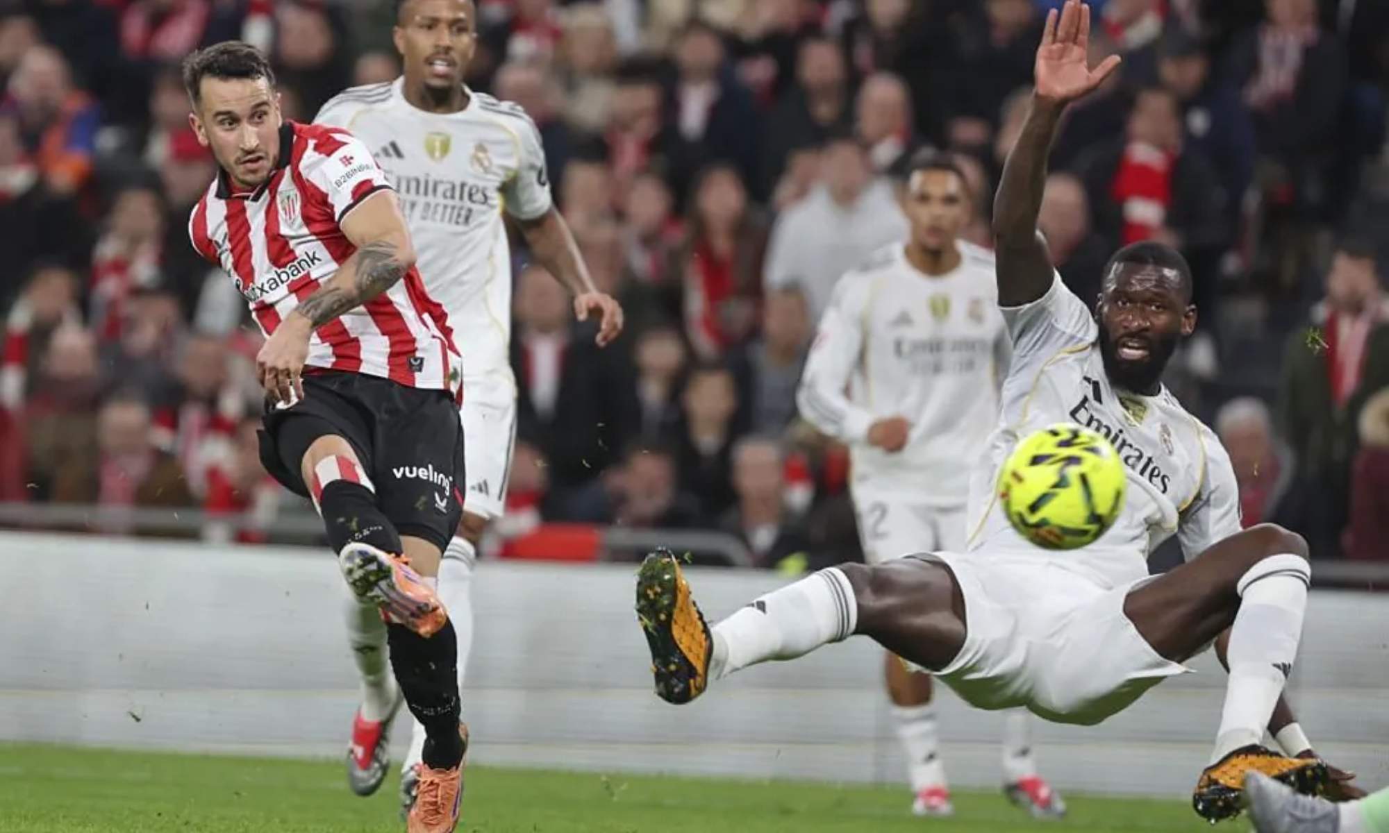 Antonio Rüdiger se tira al suelo para intentar cortar el tiro de Gorka Guruzeta, en el partido de esta noche entre el Athletic Club y el Real Madrid.