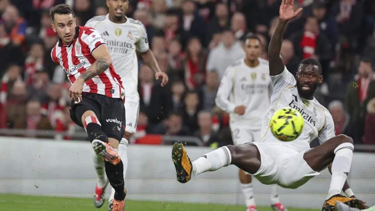 Antonio Rüdiger se tira al suelo para intentar cortar el tiro de Gorka Guruzeta, en el partido de esta noche entre el Athletic Club y el Real Madrid.