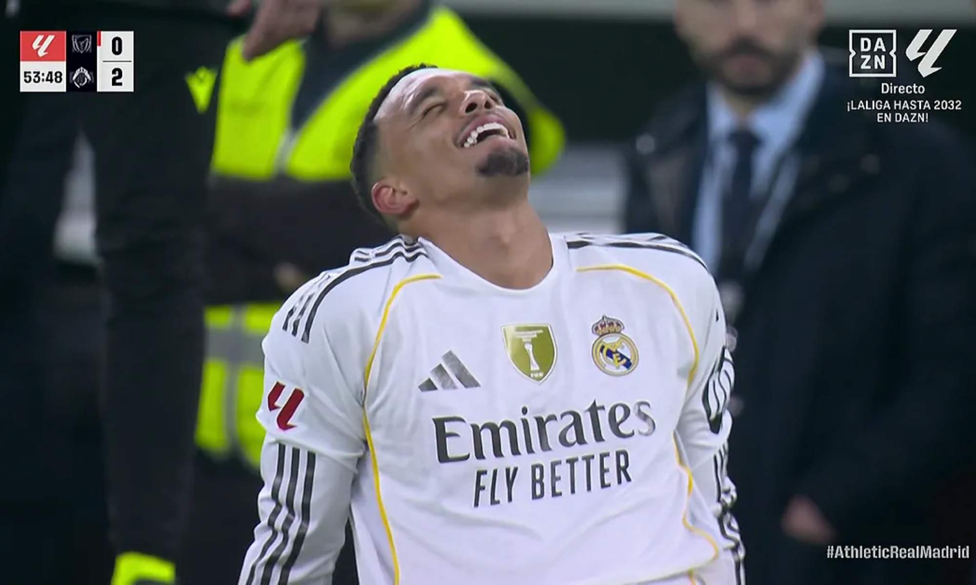 Trent Alexander-Arnold se ha tenido que retirar tras una lesión al inicio del segundo tiempo contra el Athletic Club.