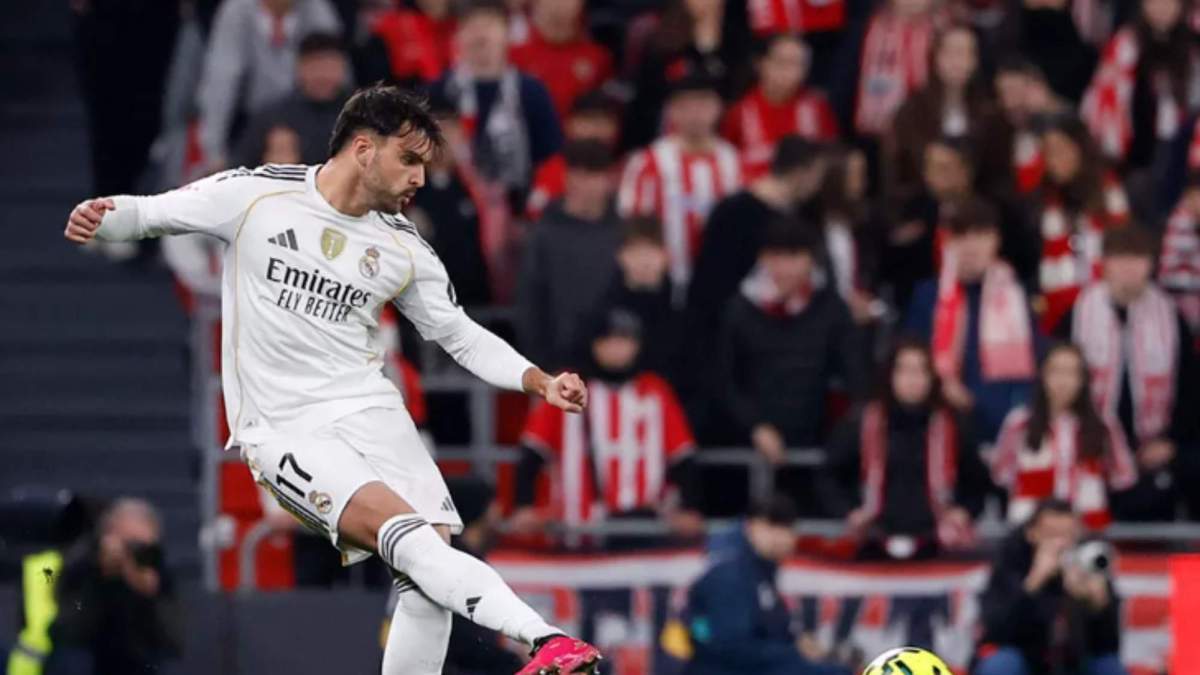 Raúl Asencio dando un pase en el partido frente al Athletic Raúl Asencio dando un pase en el partido frente al Athletic