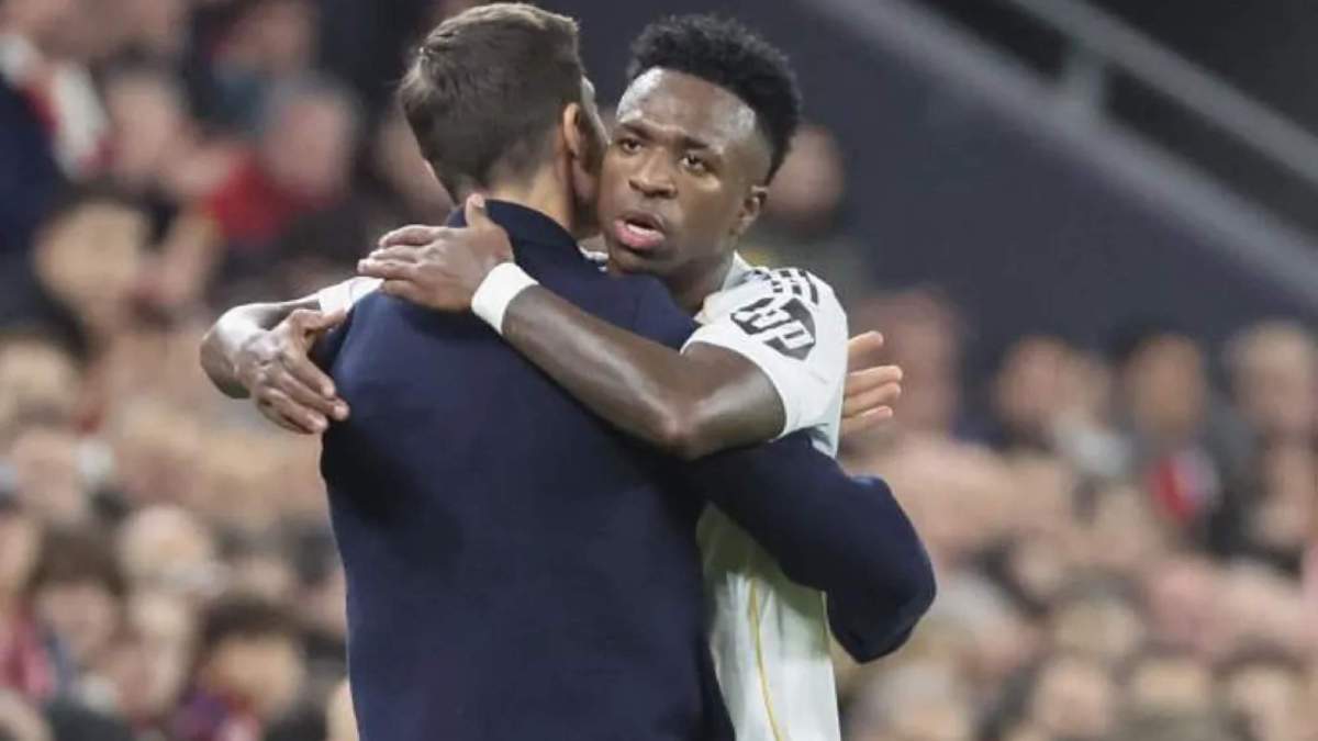 Xabi Alonso y Vinicius Junior se abrazan después de la sustitución del brasileño. Xabi Alonso y Vinicius Junior se abrazan después de la sustitución del brasileño.