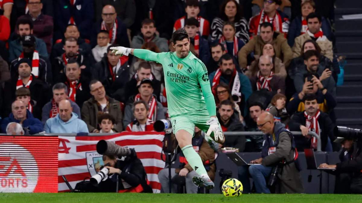 Courtois sacando de puerta en el partido contra el Athletic Club