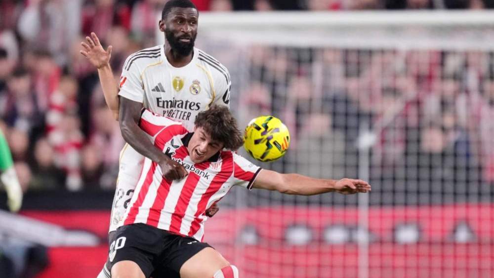 Antonio Rüdiger se eleva sobre Unai Gómez para evitar que su rival pueda controlar el balón.