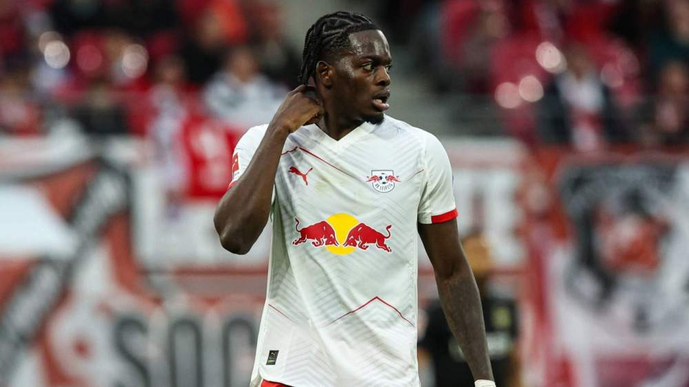 Castello Lukeba, durante un partido reciente del Leipzig en la Bundesliga.