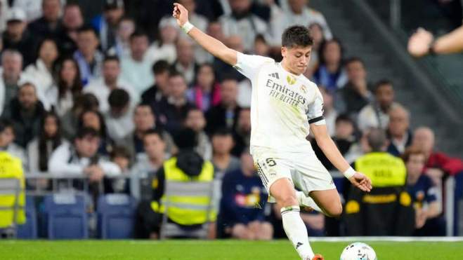 Arda Güler jugando un partido con el Real Madrid.