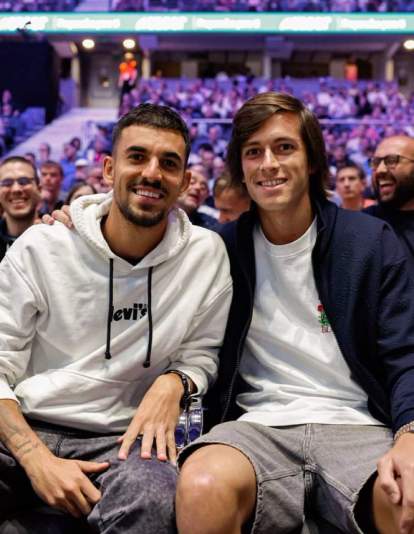 Álvaro Carreras y Dani Ceballos viendo un partido del Real Madrid de Baloncesto. 