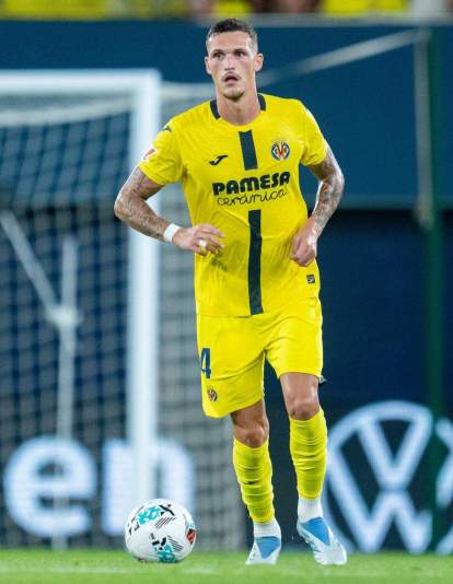 Rafa Marín disputando un partido con el Villarreal. 