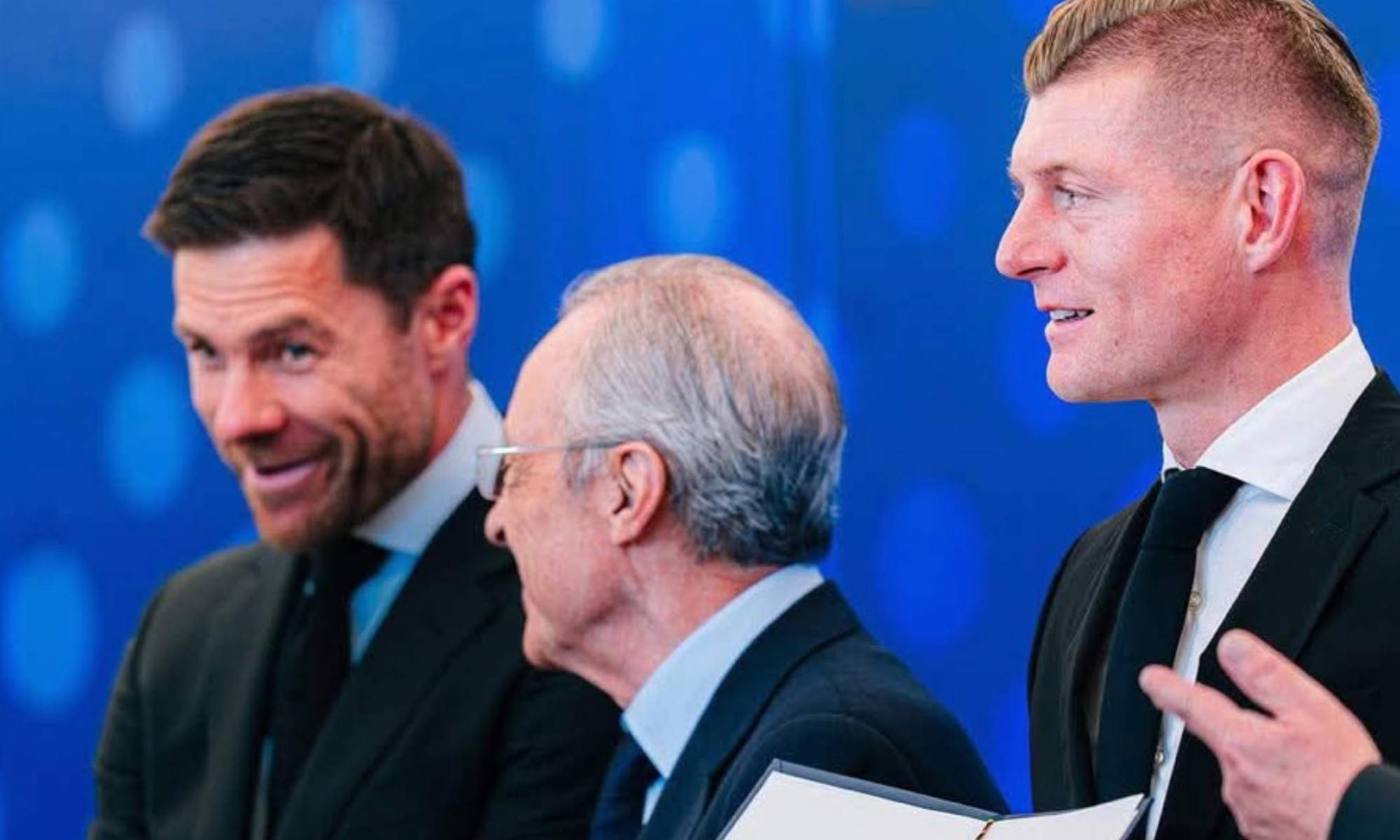 Xabi Alonso, hablando con Florentino Pérez, durante el acto reciente en el que Alemania distinguió a Toni Kroos.
