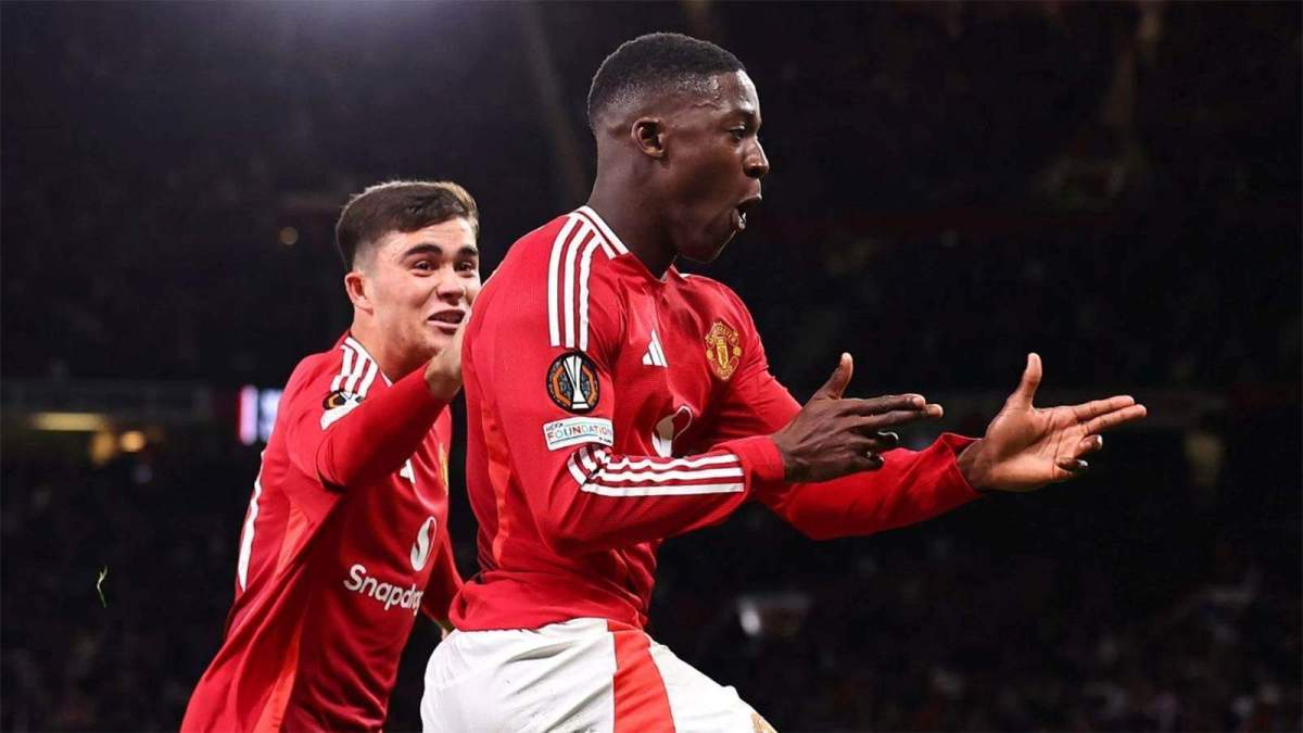 Kobbie Mainoo celebrando un gol con el Manchester United