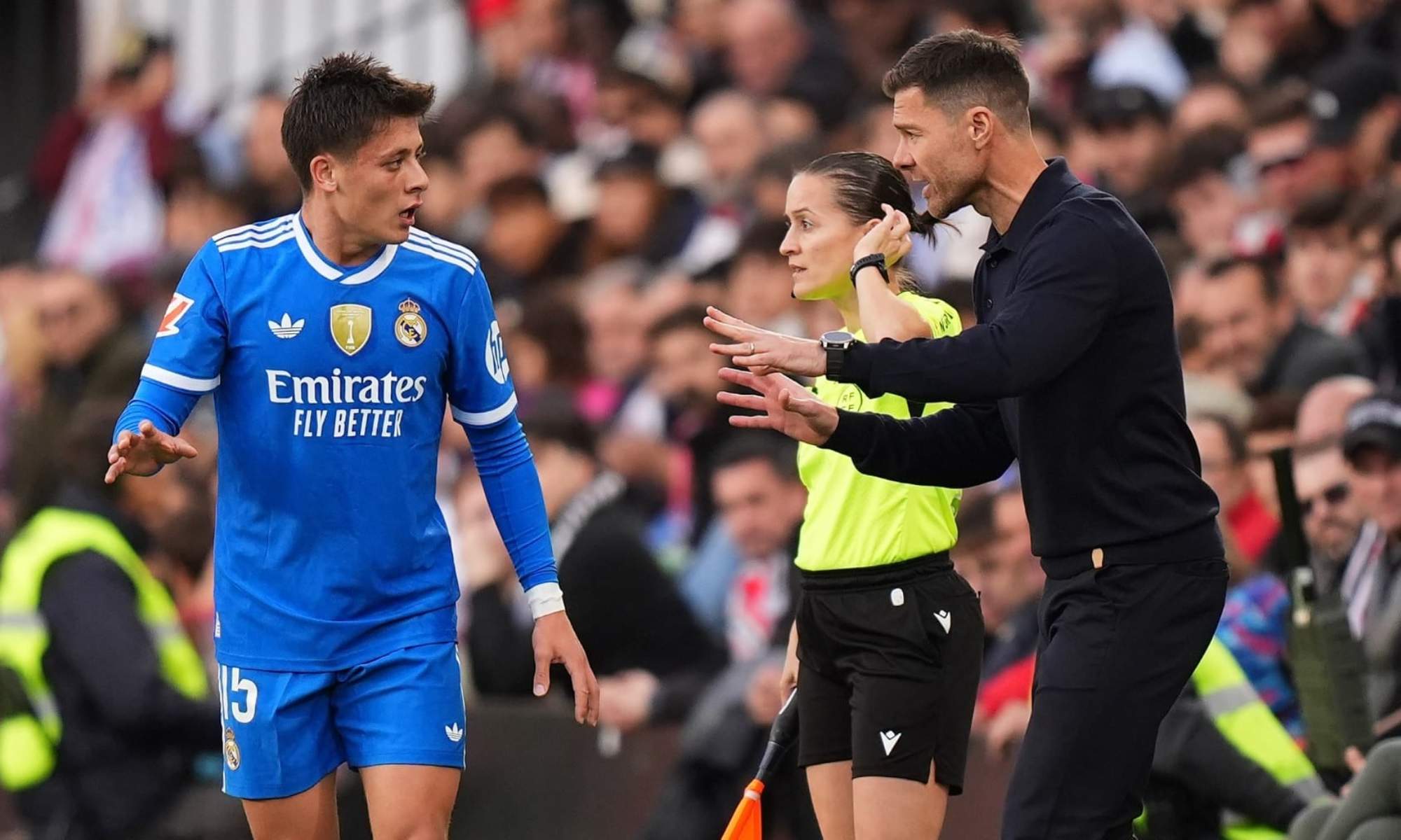 Xabi Alonso, hablando con Arda Güler durante un partido del Real Madrid en esta campaña.