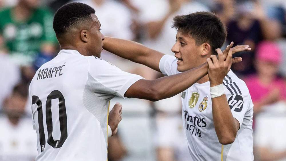 Kylian Mbappé y Arda Güler, celebrando un gol del francés tras una asistencia del centrocampista. Kylian Mbappé y Arda Güler, celebrando un gol del francés tras una asistencia del centrocampista.