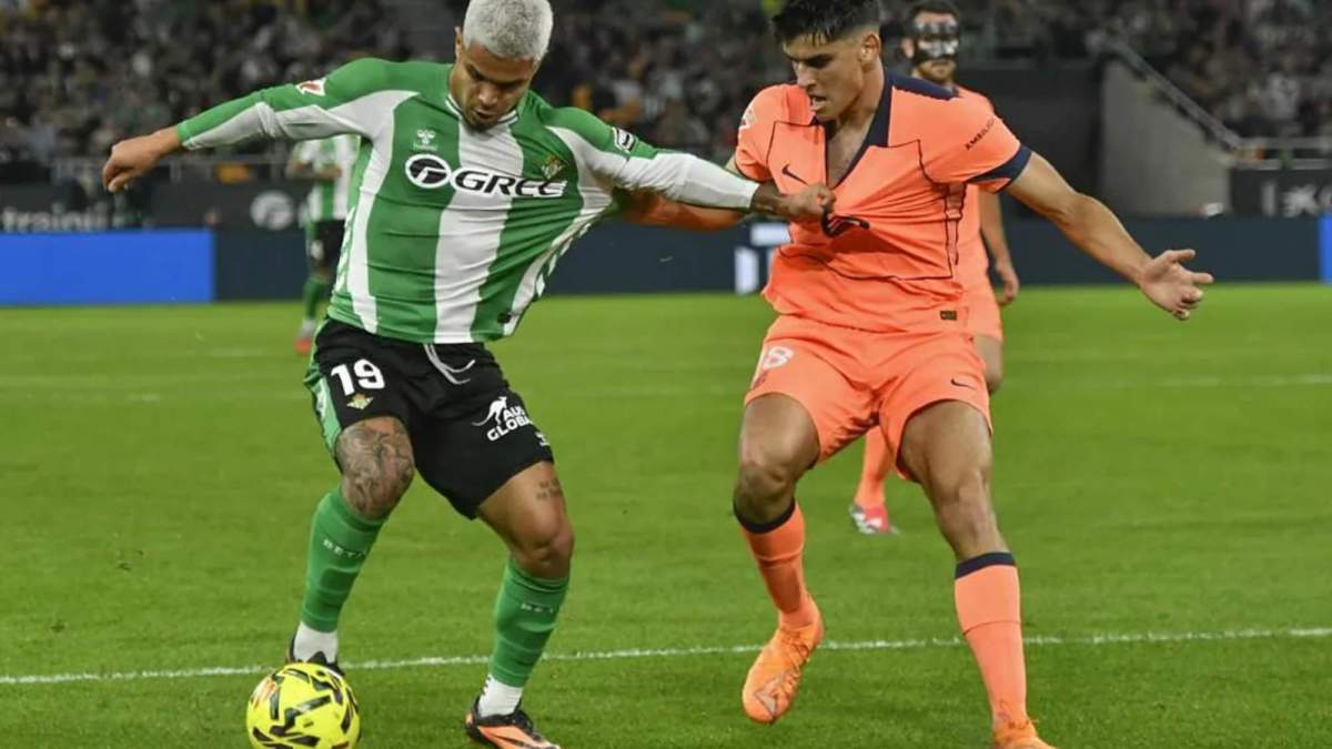Cucho Hernández protege el balón ante Gerard Martín, en el encuentro de esta tarde entre el Betis y el Barcelona en el estadio de La Cartuja. Cucho Hernández protege el balón ante Gerard Martín, en el encuentro de esta tarde entre el Betis y el Barcelona en el estadio de La Cartuja.