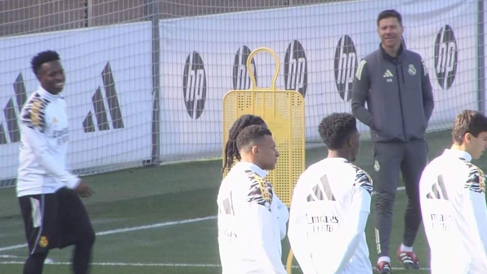 Vinicius Junior y Xabi Alonso, sonrientes, en el entrenamiento de este sábado en Valdebebas. Vinicius Junior y Xabi Alonso, sonrientes, en el entrenamiento de este sábado en Valdebebas.