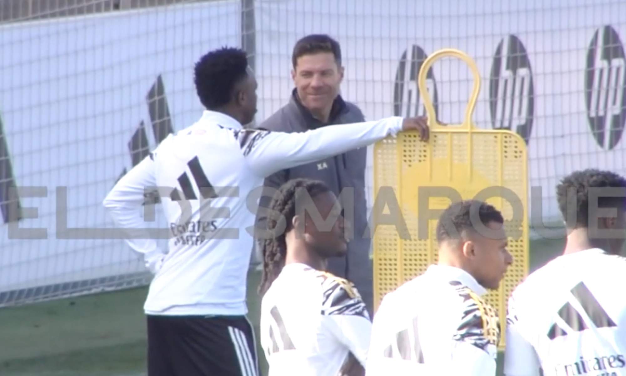 Xabi Alonso y Vinicius Junior han sido capturados por las cámaras de 'El Desmarque' de buen agrado.