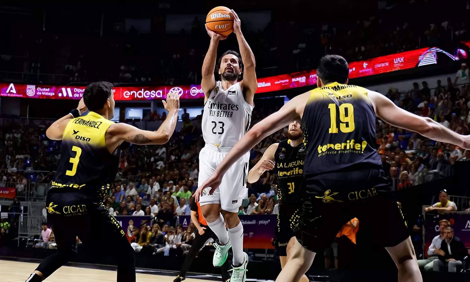 Sergio Llull marcando la última canasta contra La Laguna Tenerife.