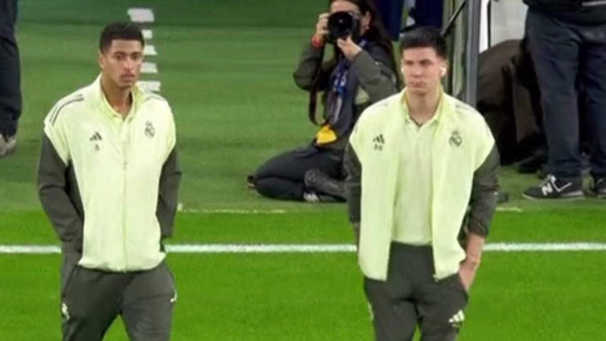 Bellingham y Mastantuono saltando al césped del Bernabéu Bellingham y Mastantuono saltando al césped del Bernabéu