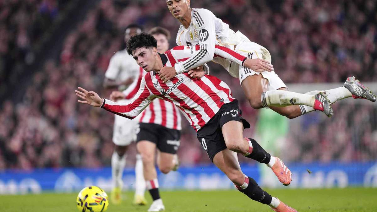 Bellingham en un lance del juego en el partido contra el Athletic Bellingham en un lance del juego en el partido contra el Athletic
