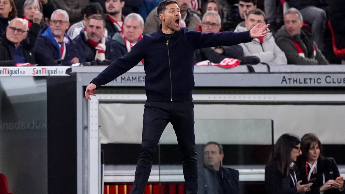 Xabi Alonso dando órdenes durante el partido contra el Athletic
