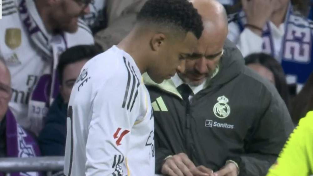 Kylian Mbappé ha sufrido un dolor notable en el dedo anular de su mano izquierda. Kylian Mbappé ha sufrido un dolor notable en el dedo anular de su mano izquierda.