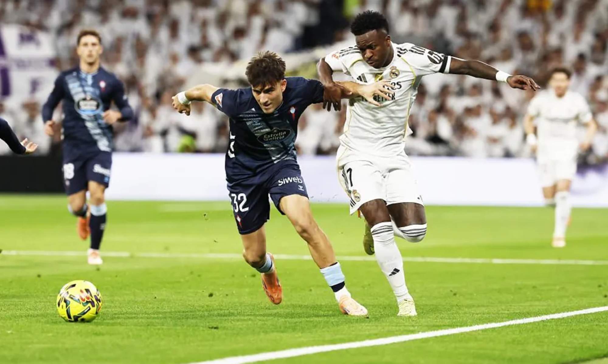 Vinicius Junior, sufriendo el marcaje de Javier Rodríguez después de un ataque por banda.