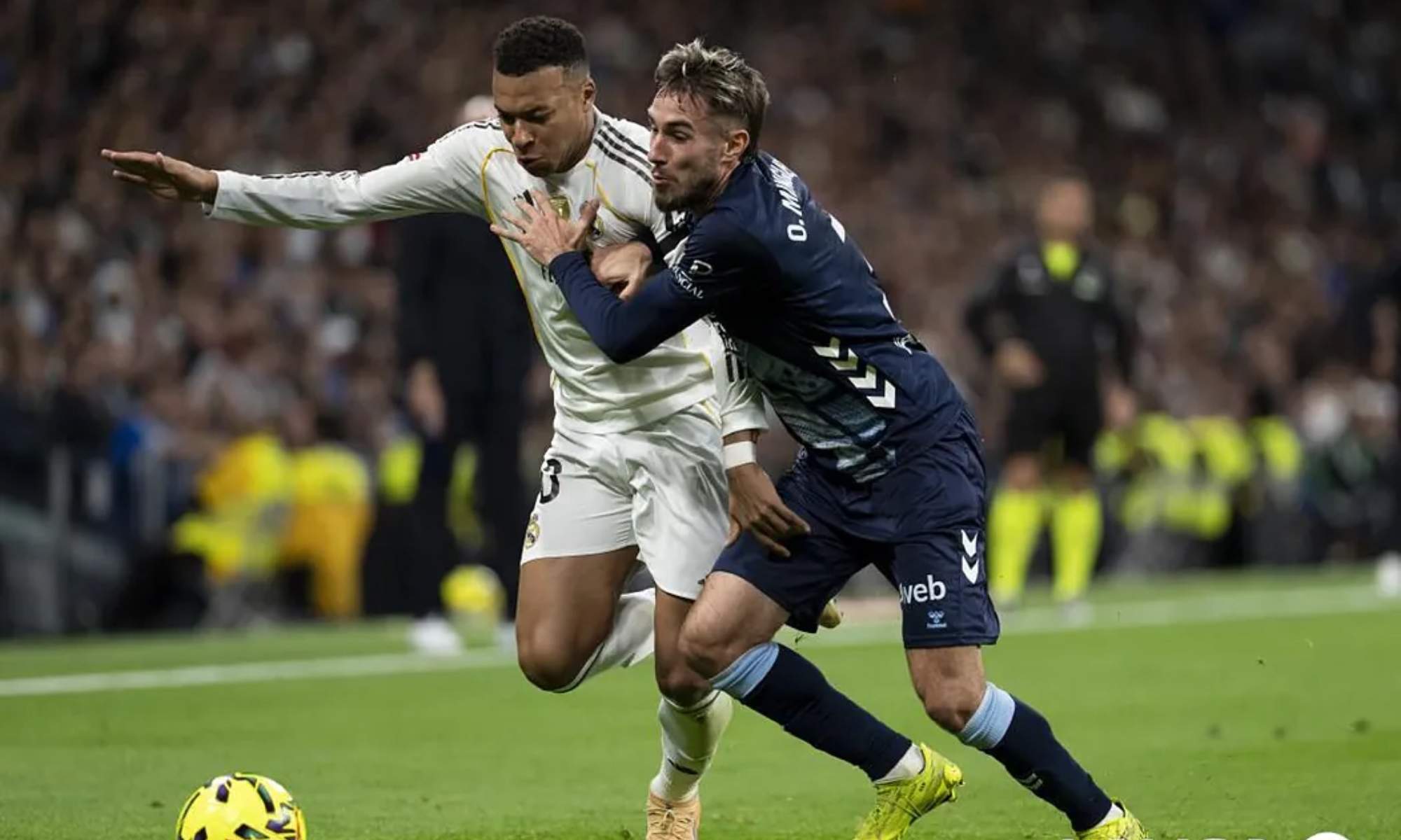 Óscar Mingueza, parando una de las subidas de Kylian Mbappé durante la segunda parte del encuentro entre el Real Madrid y el Celta.