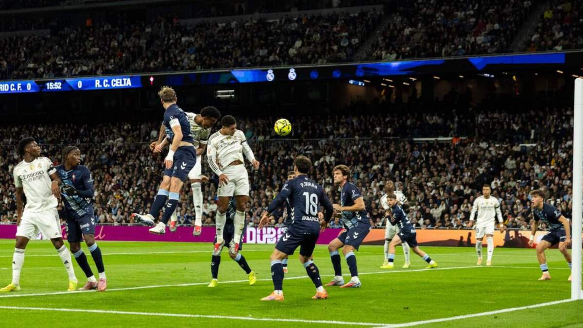 Jude Bellingham, rematando en una jugada del primer tiempo. Jude Bellingham, rematando en una jugada del primer tiempo.